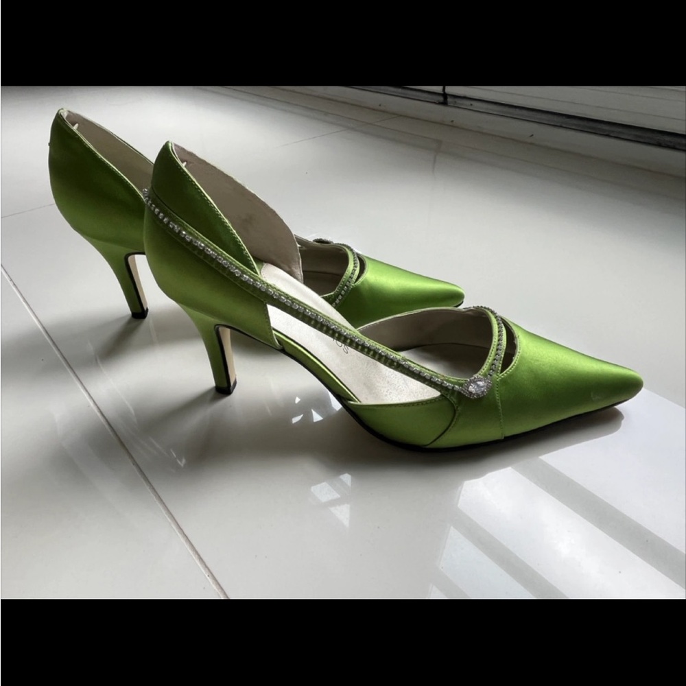 Stunning green satin and leather heels- 7 B